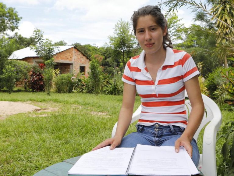 Postulantes de escasos recursos esperanzados en obtener becas de Itaipú