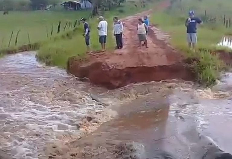 Raudal lleva puente de una compañía