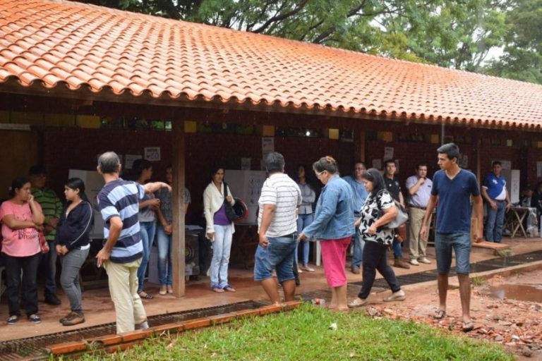 Lluvia no detiene a electores en Caaguazú